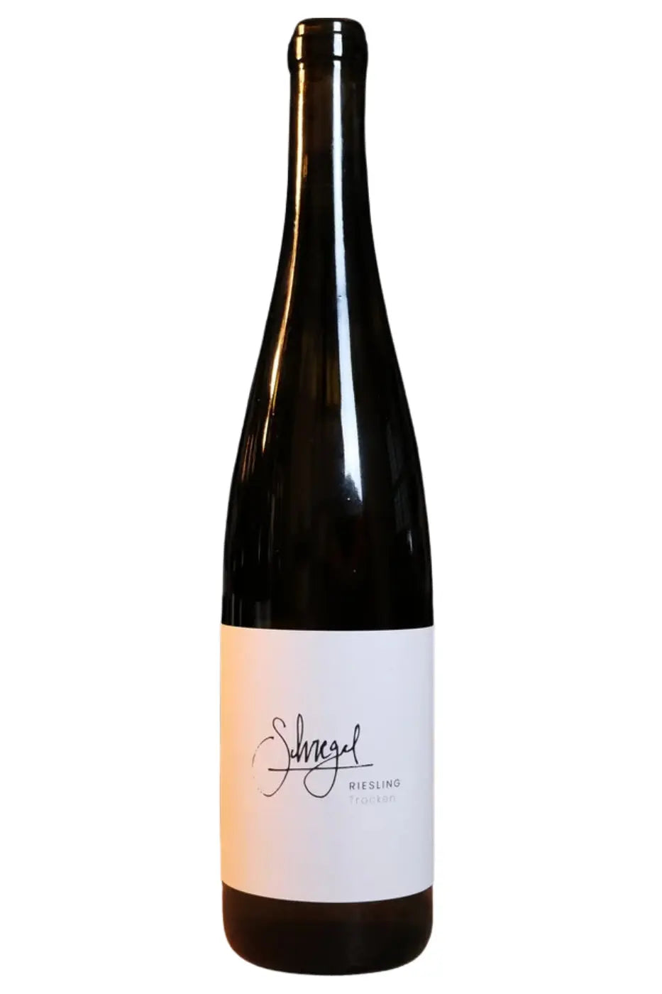 Riesling Schregel Trocken Weinflasche mit weißem Etikett auf weißem Hintergrund