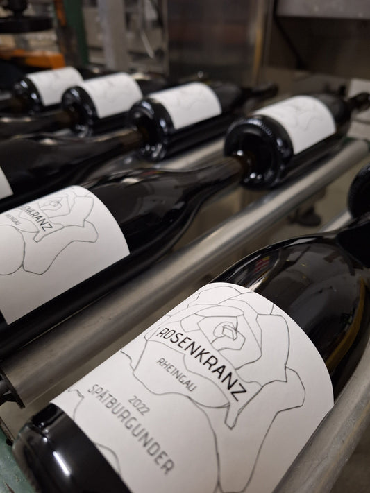 Spätburgunder Rotweinflaschen 2022 Rosenkranz Rheingau auf Fließband in Weinkellerei