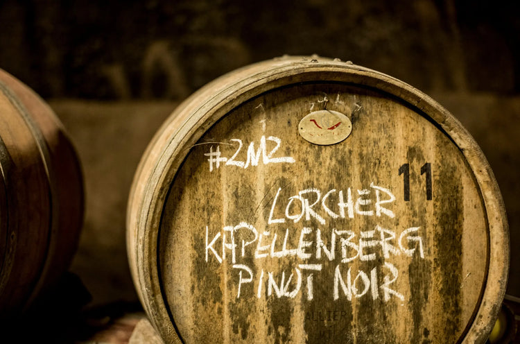 Holzfass mit Kreideschrift Lorcher Kapellenberg Pinot Noir im Weinkeller