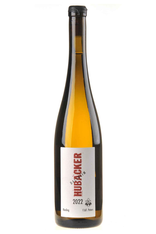 Flasche DA HUBACKER Riesling 2022 F.F. Peters Weißwein mit weißem Etikett auf weißem Hintergrund