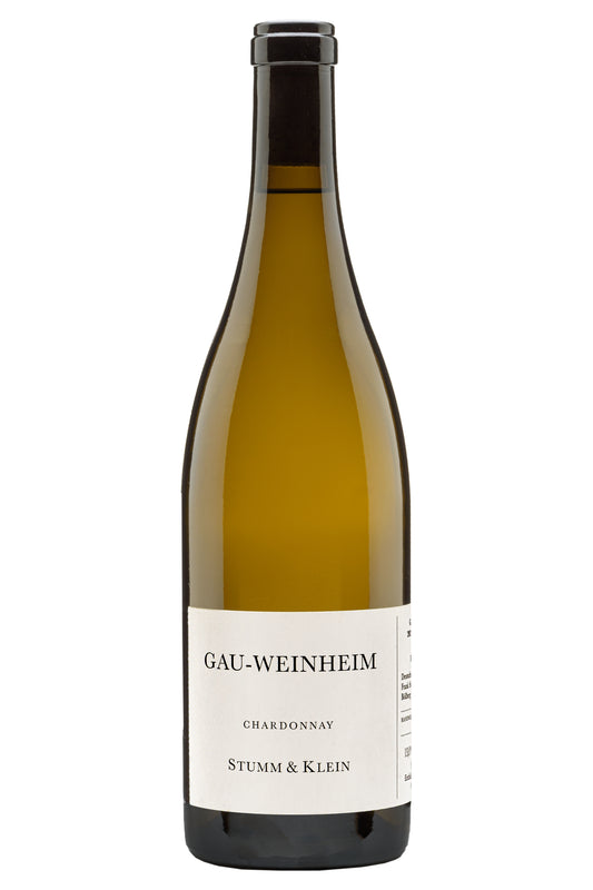 Chardonnay Weinflasche Gau-Weinheim Stumm & Klein, Weißwein mit Etikett auf weißem Hintergrund