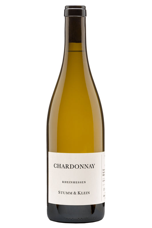 Weinflasche Chardonnay Rheinhessen Stumm & Klein mit weißem Etikett auf weißem Hintergrund