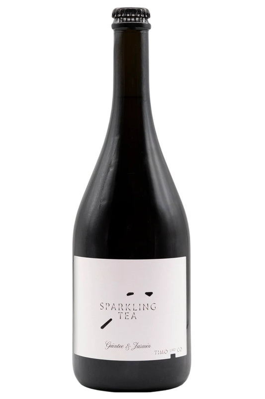 Schwarze Sparkling Tea Flasche mit weißem Etikett, Aufschrift Grüntee & Jasmin