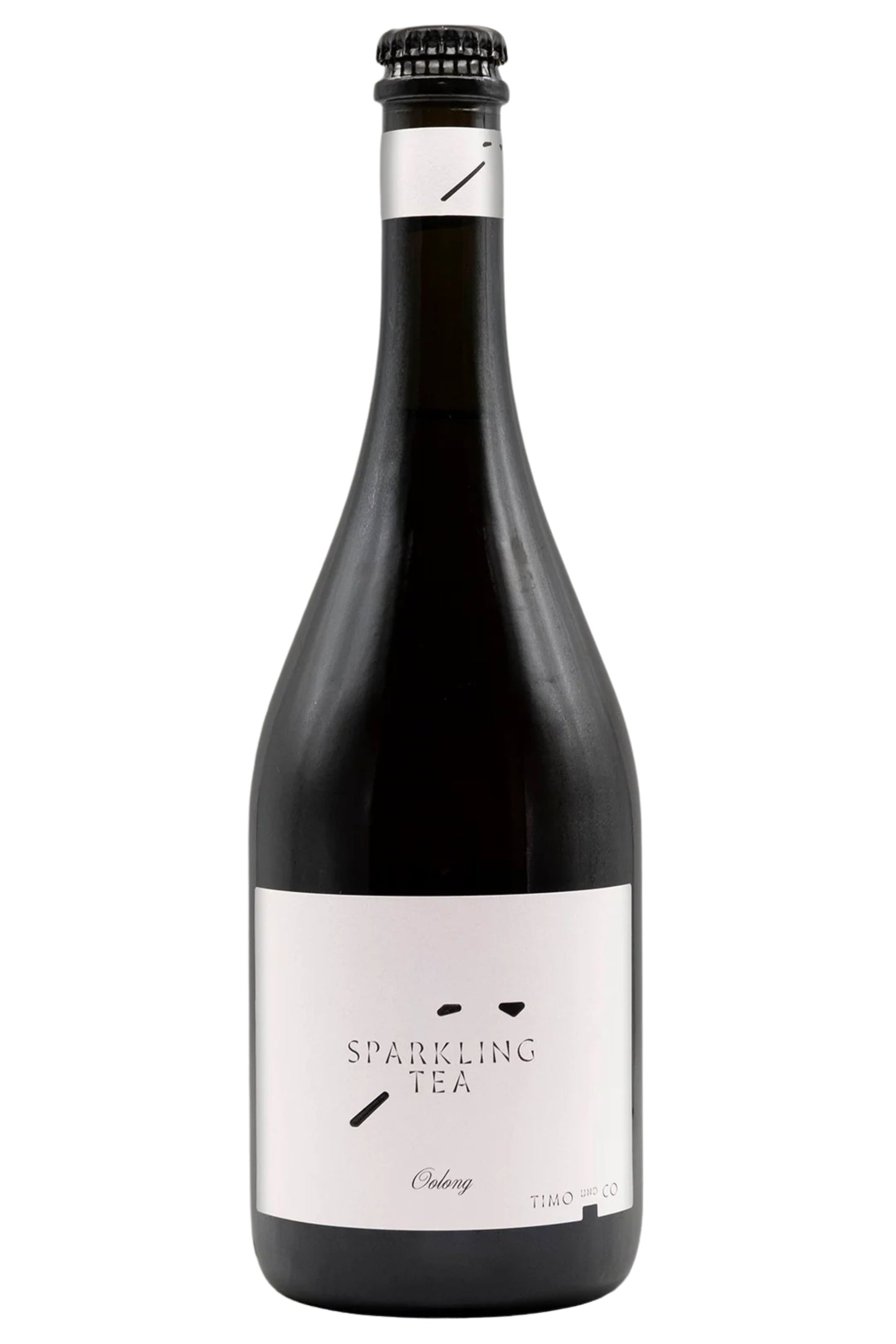 Elegante schwarze Flasche Sparkling Tea Oolong, minimalistisches Etikett, Produktfoto