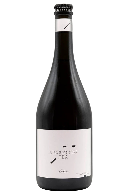 Elegante schwarze Flasche Sparkling Tea Oolong, minimalistisches Etikett, Produktfoto