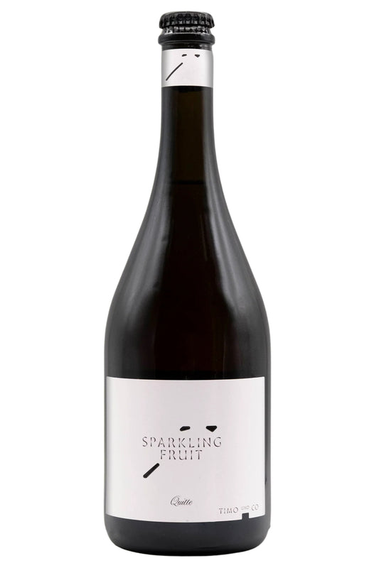 Quitte Timo und Co Sparkling Fruit Flasche mit modernem weißem Etikett auf weißem Hintergrund