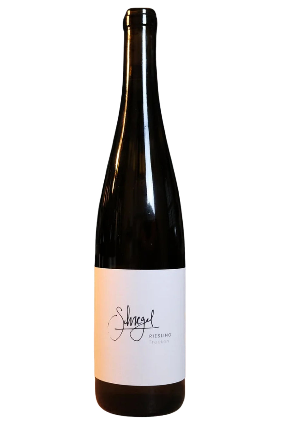 Riesling Schregel Trocken Weinflasche mit weißem Etikett auf weißem Hintergrund